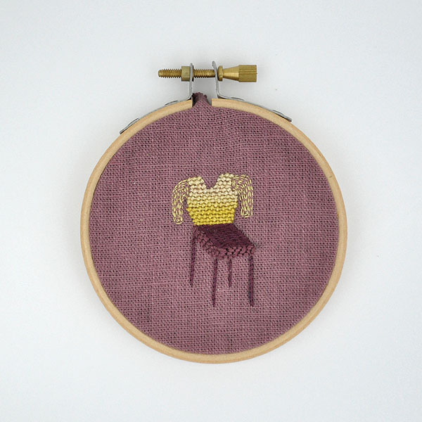 Chaleco amarillo en silla morada